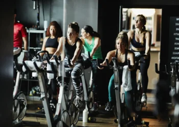 Além da força e ganho muscular: conheça os outros benefícios da creatina para o corpo feminino