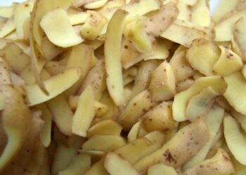 Se você tem cascas de batata, não as jogue fora: como reutilizá-las para deixar seu fogão como se fosse novo