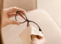 Este truque caseiro faz seus óculos riscados parecerem novos em minutos