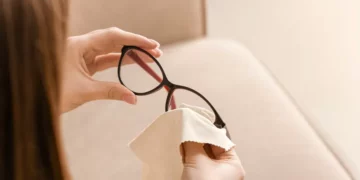 Este truque caseiro faz seus óculos riscados parecerem novos em minutos