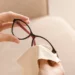 Este truque caseiro faz seus óculos riscados parecerem novos em minutos