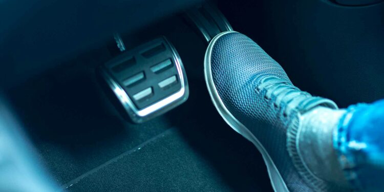 O pedal do acelerador nos carros tem outra função: poucas pessoas sabem disso