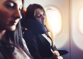 Não consegue dormir no avião? Truques de comissários que realmente funcionam