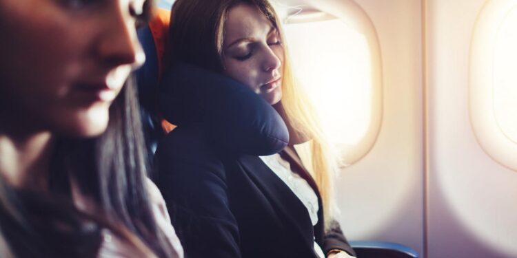 Não consegue dormir no avião? Truques de comissários que realmente funcionam