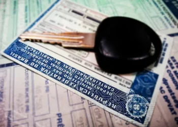 Não importa se tem 40 ou 70: a idade que está tirando a CNH dos motoristas