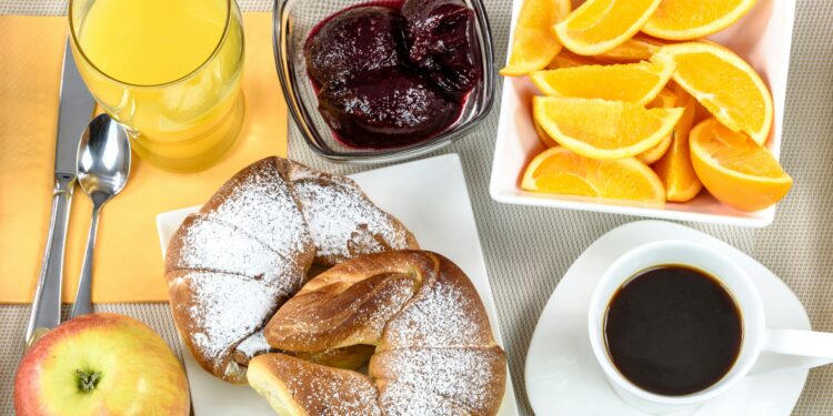 Comer em horários errados pode encurtar sua vida, segundo estudo