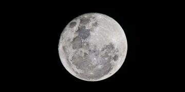 Descoberta histórica: cientistas provam que a Lua inteira tem água