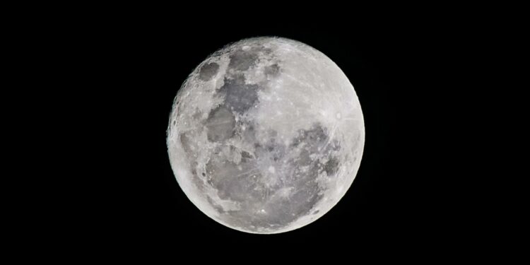 Descoberta histórica: cientistas provam que a Lua inteira tem água