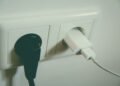 Não é o ar-condicionado: o eletrodoméstico que obrigatoriamente deve ser desligado da tomada para economizar energia