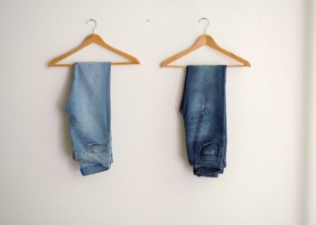 Lavar a calça jeans após cada uso? Especialistas discordam: descubra a verdade