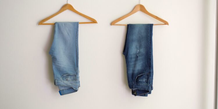 Lavar a calça jeans após cada uso? Especialistas discordam: descubra a verdade