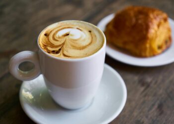 A simples hora que você toma café da manhã pode impactar sua expectativa de vida