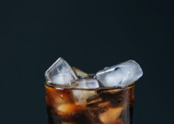 Refrigerante zero açúcar pode estar envelhecendo seu cérebro em mais de 1 ano, aponta estudo