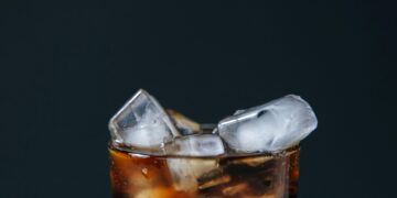 Refrigerante zero açúcar pode estar envelhecendo seu cérebro em mais de 1 ano, aponta estudo