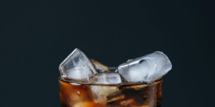 Refrigerante zero açúcar pode estar envelhecendo seu cérebro em mais de 1 ano, aponta estudo