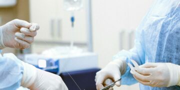 Técnica arriscada, mas revolucionária: cirurgias quem mexem no cérebro com paciente acordado