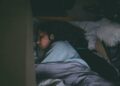 O que significa fechar a porta do quarto para dormir, segundo a psicologia