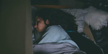 O que significa fechar a porta do quarto para dormir, segundo a psicologia