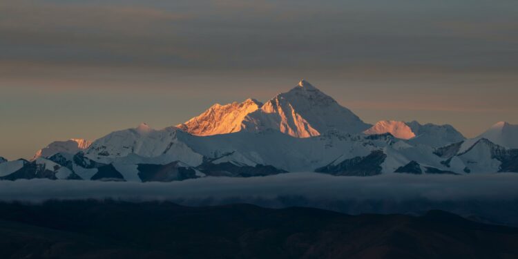 Everest não é mais a montanha mais alta: cientistas descobrem lugares 100 vezes maiores