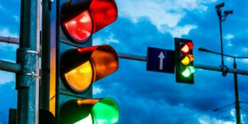 Chega de verde, amarelo e vermelho? Nova cor nos semáforos brasileiros vai chocar motoristas