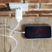 Não faça isso: carregar o celular dessa maneira o destrói por completo e o deixa inutilizável