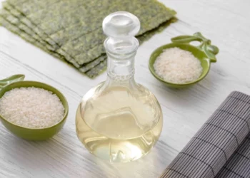 Cozinhar arroz com vinagre: por que é recomendado e quais são os benefícios