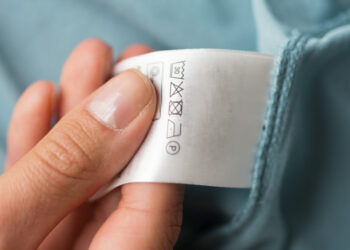 O símbolo misterioso da etiqueta na roupa que quase todo mundo ignora e paga caro por isso