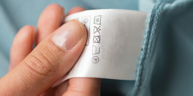 O símbolo misterioso da etiqueta na roupa que quase todo mundo ignora e paga caro por isso