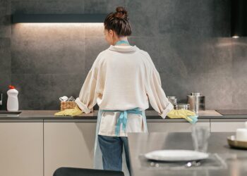 O que significa arrumar a casa à noite, segundo a psicologia