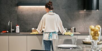 O que significa arrumar a casa à noite, segundo a psicologia