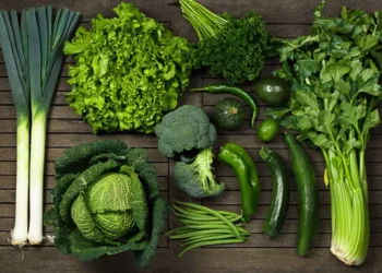 Verdura popular tem 4 vitaminas diferentes, ajuda no colesterol e reduz risco de doenças