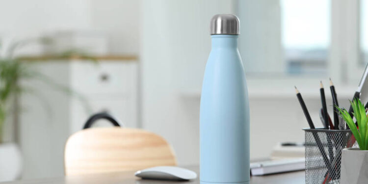 Não é só com água: como limpar corretamente as garrafas reutilizáveis