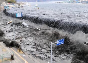 O que significa sonhar com um tsunami que te arrasta, segundo a psicologia