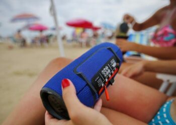 Praias sem barulho: governo proíbe caixas de som e aplica multa de até R$700