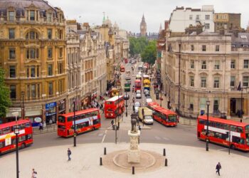 Mais amado que a polícia: brasileiro que combate bandidos, virou super-herói na Europa