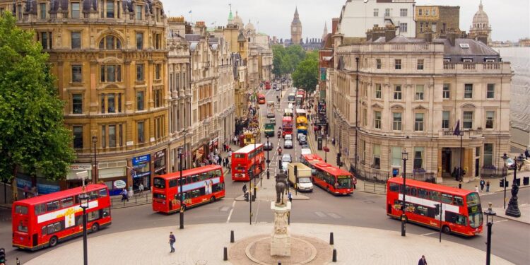 Mais amado que a polícia: brasileiro que combate bandidos, virou super-herói na Europa