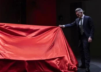 Ferrari rompe tradições e lança seu primeiro modelo elétrico: o preço vai chocar