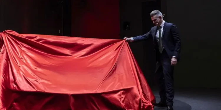 Ferrari rompe tradições e lança seu primeiro modelo elétrico: o preço vai chocar