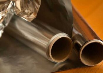 O erro que todo mundo comete ao usar papel alumínio e estraga a comida