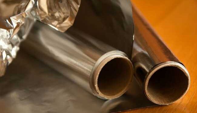 O erro que todo mundo comete ao usar papel alumínio e estraga a comida