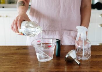 Por que especialistas recomendam combinar água oxigenada e vinagre?