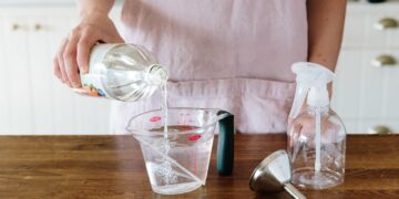 Por que especialistas recomendam combinar água oxigenada e vinagre?