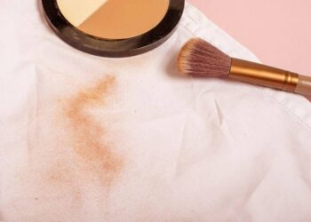 Como tirar manchas de maquiagem da roupa
