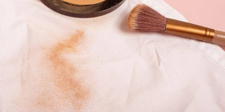 Como tirar manchas de maquiagem da roupa