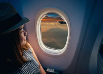 Qual é o acessório que você nunca pode esquecer ao viajar de avião