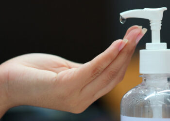 Anvisa emite alerta urgente para brasileiros que usaram álcool 70%