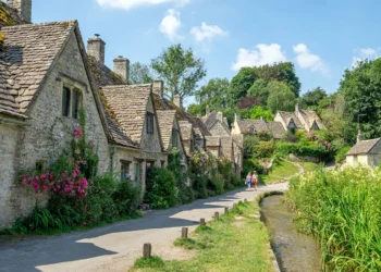 Escondido entre montanhas, o vilarejo eleito o mais lindo do planeta encanta até milionários