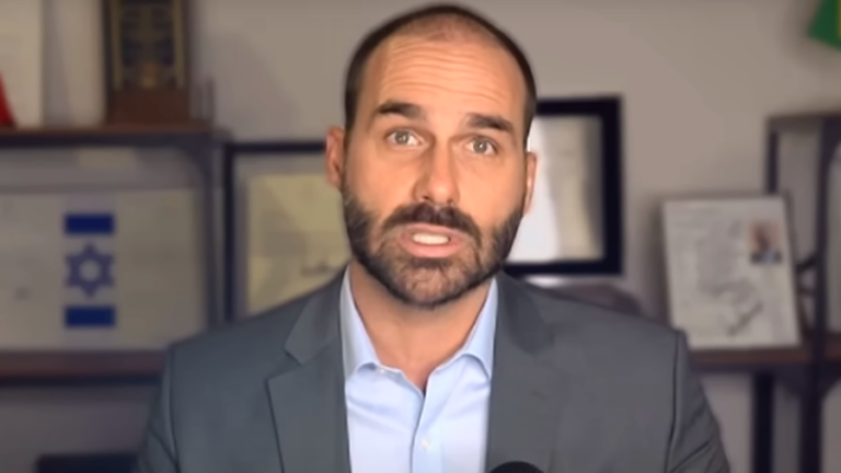 Eduardo Bolsonaro aponta o dedo para os “camisas 10 de Moraes”
