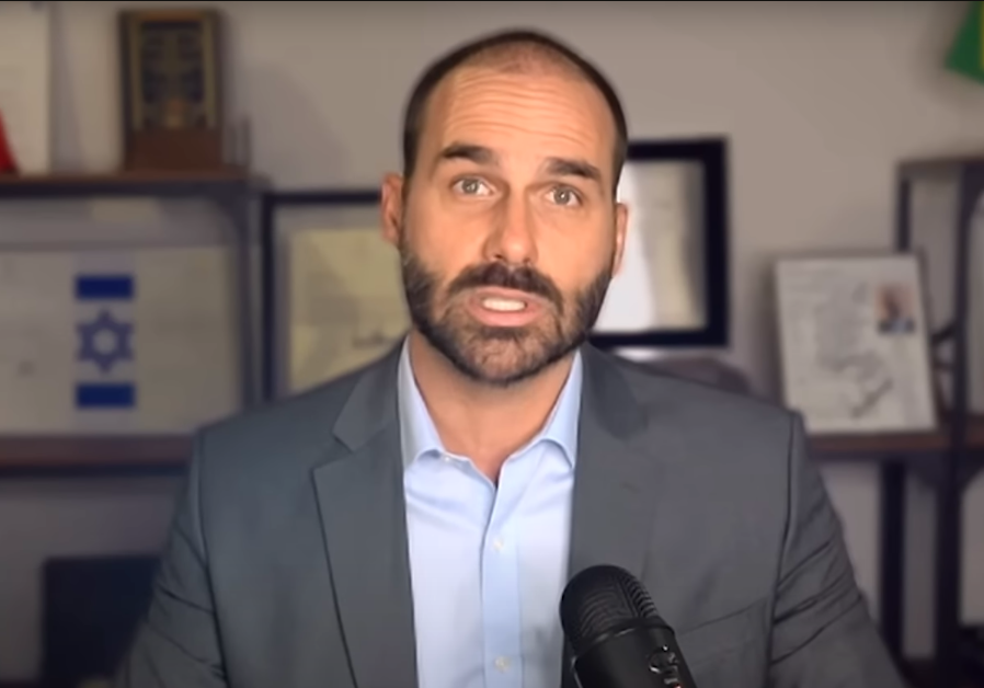 Eduardo Bolsonaro aponta o dedo para os “camisas 10 de Moraes”