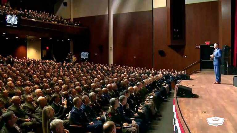 Padrões, demissões e poder: o redesenho militar de Washington